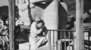 eva zippel arbeitet an einer großen Steinskulptur