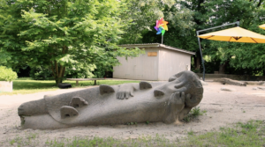 Steinskulptur eines liegenden Hirten
